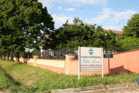 Il cartello all’ingresso della clinica